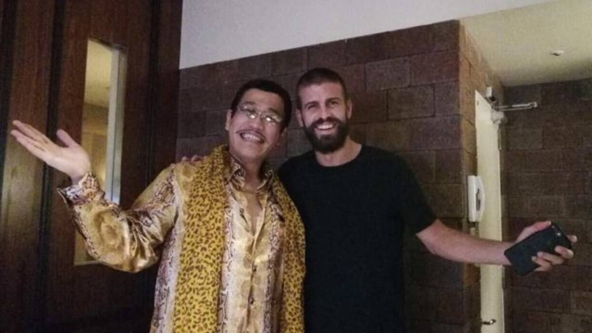 Piqué muestra su talento como cantante