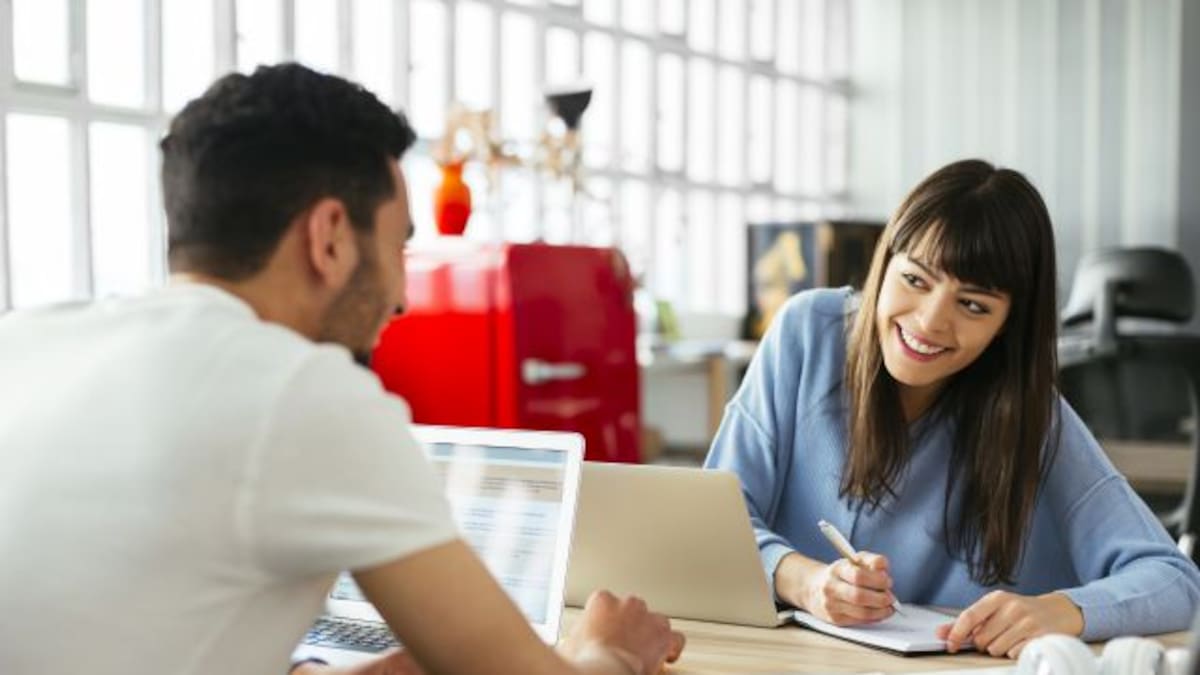 Coquetear con alguien del trabajo reduce el estrés: Estudio