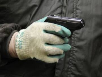 Espanta a ladrón dándole manotazos