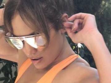 JLO presume sus atributos con sensual traje de baño