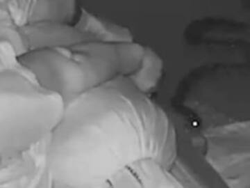 Serpiente ataca a una mujer mientras duerme