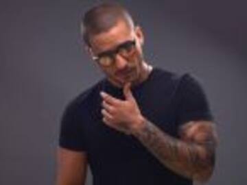 Marc Anthony le roba un beso a Maluma