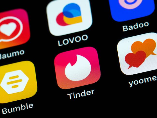 Aplicaciones de citas en un iPhone SE.