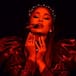 Ariana Grande llora al cantar a Mac Miller