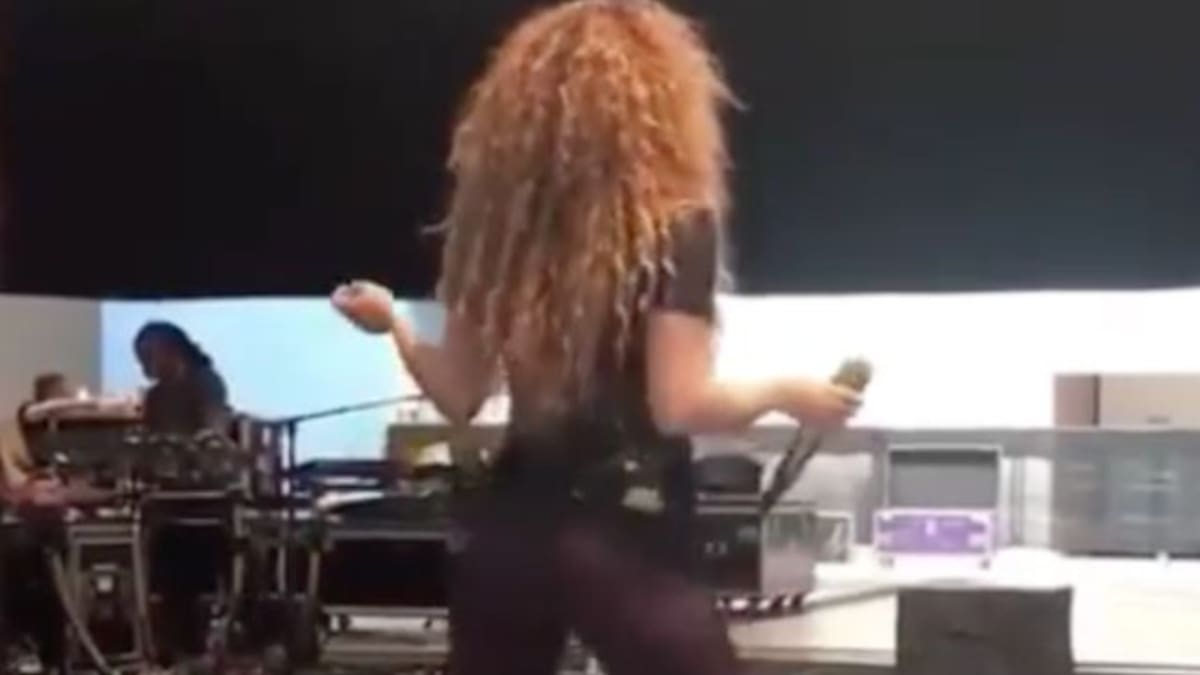 Shakira hace sexy movimiento de caderas y atacan su cuerpo