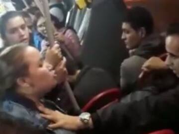 Cacha al marido con la otra y arma un pleito en el camión