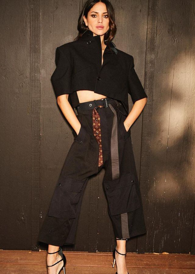 Eiza luce extremadamente delgada del rostro, los brazos y las piernas