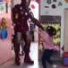 Llegó a la escuela de su pequeña hija disfrazado de Iron Man y se viralizó