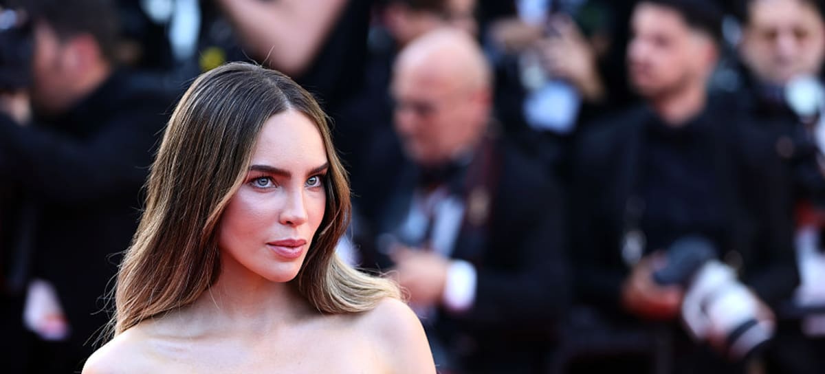 MX- Belinda se hace viral al subirse a una micro y asaltarlo, todo esto como parte de un video en colaboración con Los Ángeles Azules