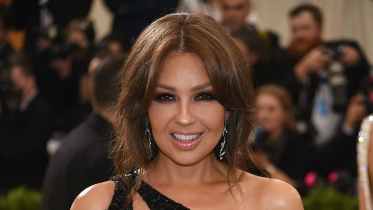 Thalía impacta con fotos en traje de baño