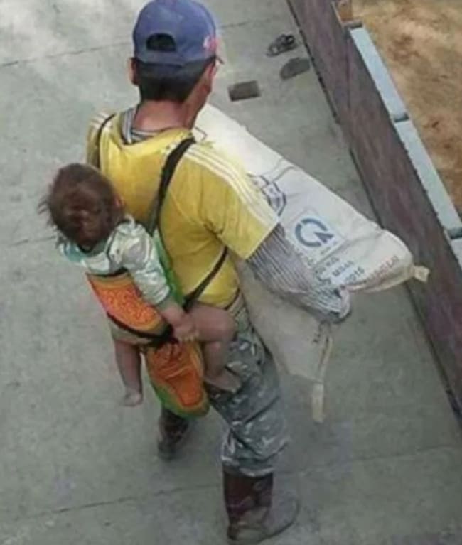 Aquí se puede ver al señor cargando un costal muy pesado