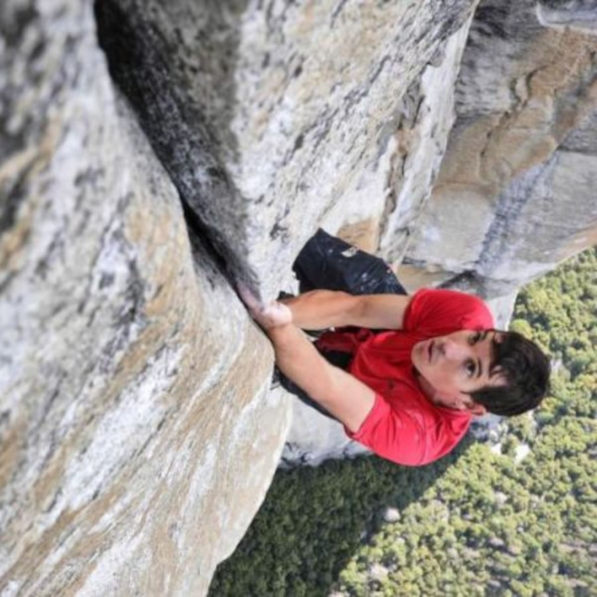 Un hombre escala peligrosa montaña sin seguridad