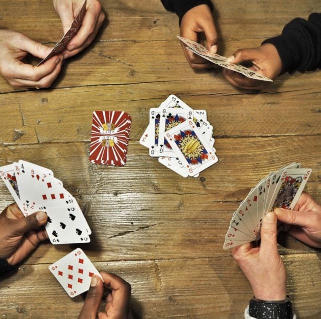 Crean juego de póker con género neutral, adiós al rey y la reina