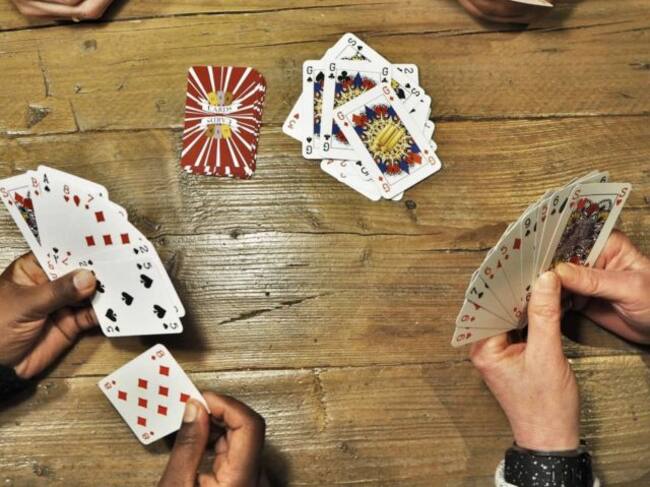 Crean juego de póker con género neutral, adiós al rey y la reina