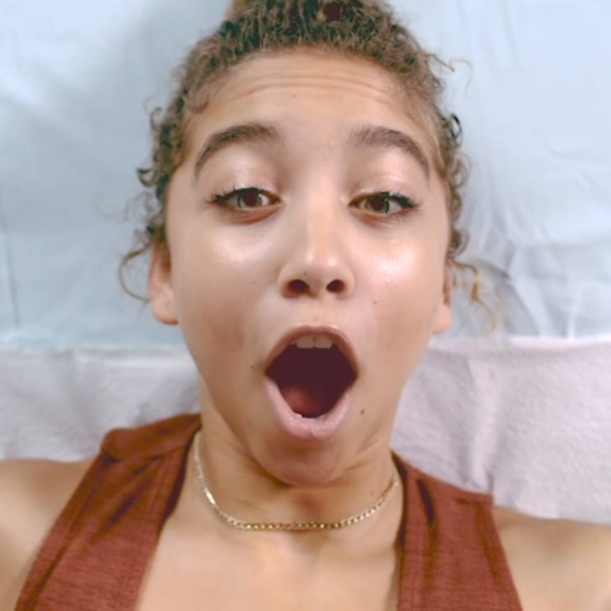 Su primera depilación del área de bikini en cámara lenta