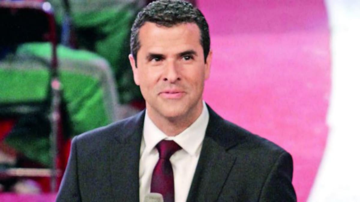 Marco Antonio Regil baila canción romántica con otro hombre