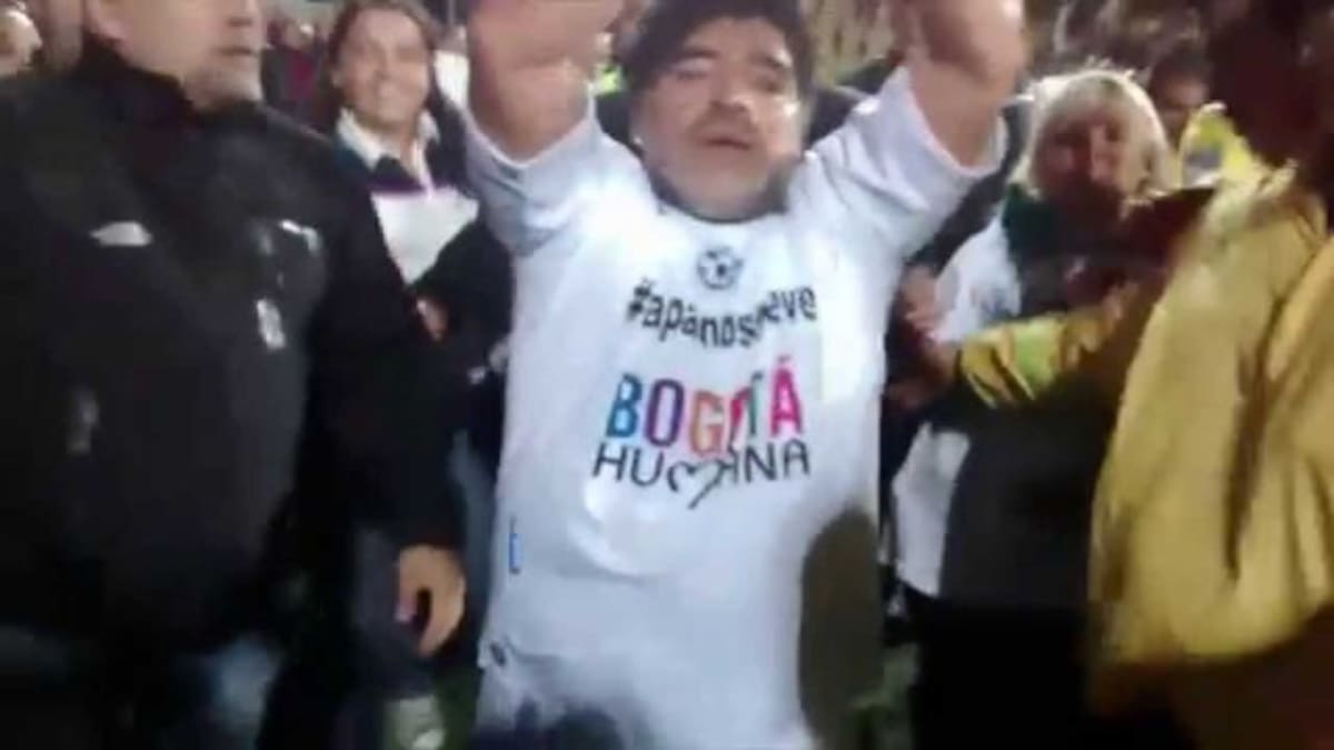 Maradona golpea a periodista en partido ‘por la paz’