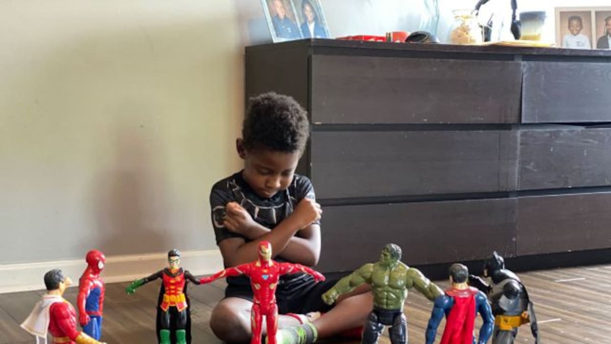 Niños hacen funeral a Black Panther en honor a Chadwick Boseman