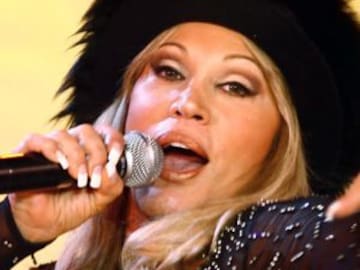 LAURA LEÓN REGRESA A LOS ESCENARIOS Y POSARÁ EN REVISTA PARA CABALLEROS