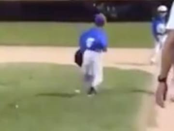 Estos niños jugando béisbol son lo más tierno y divertido que vas a ver