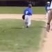 Estos niños jugando béisbol son lo más tierno y divertido que vas a ver