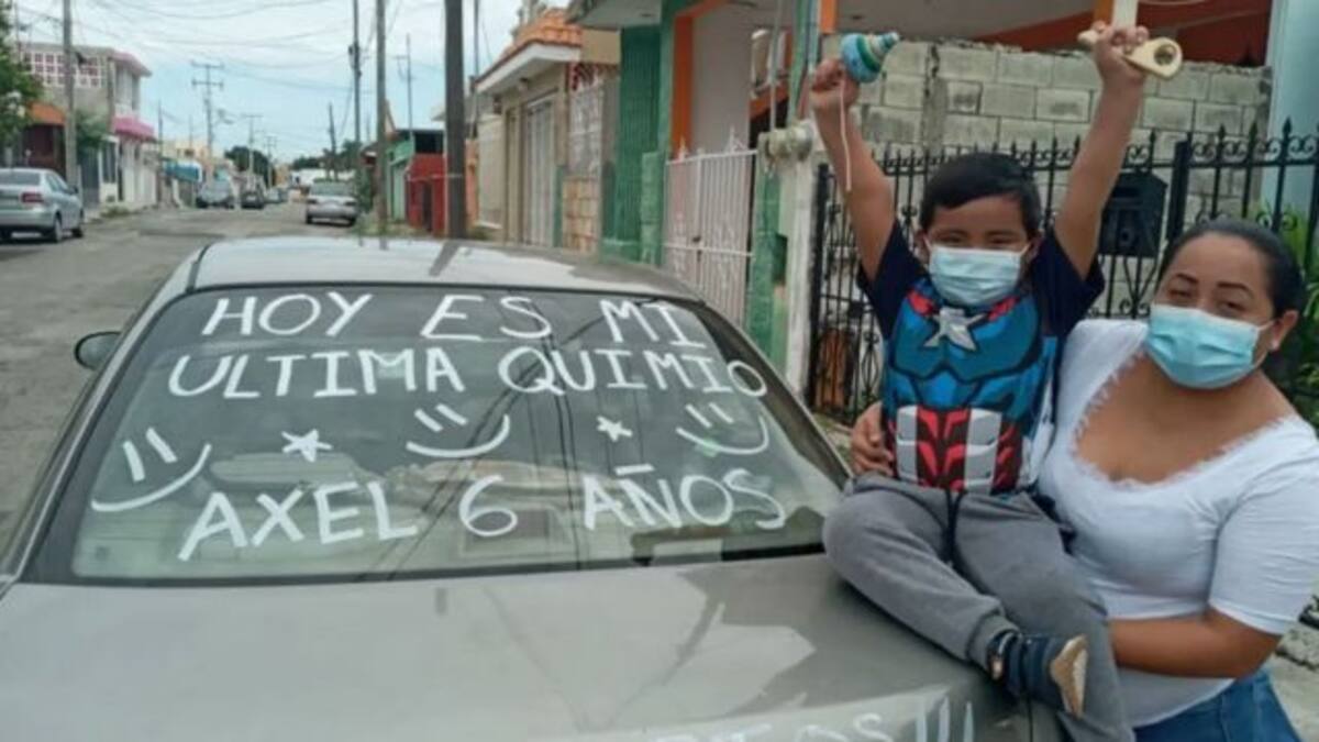 Niño de seis años celebra su última quimioterapia, fotos se vuelven virales