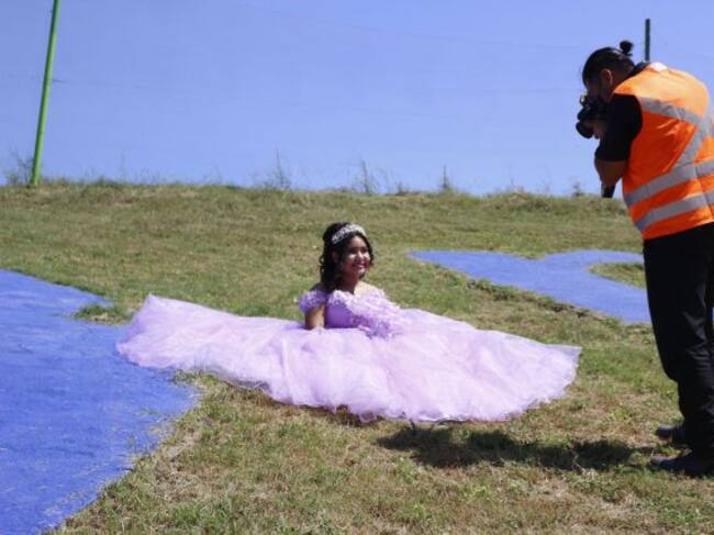 Quinceañera hace su sesión de fotos en el trabajo de su papá, un basurero