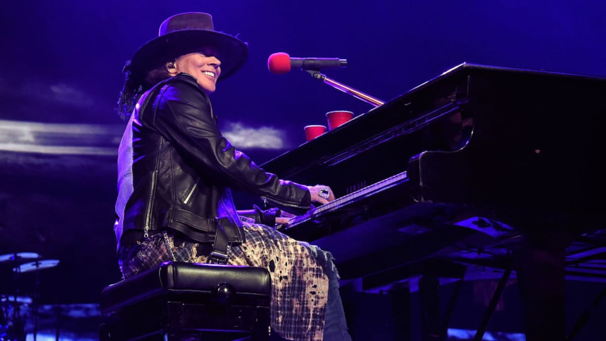 El día que un piano "poseído" le arruino una presentación de "November Rain" a Axl Rose de Guns N' Roses. VIDEO