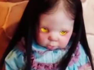 "Muñeca poseída" que sigue con su mirada causa conmoción en redes sociales