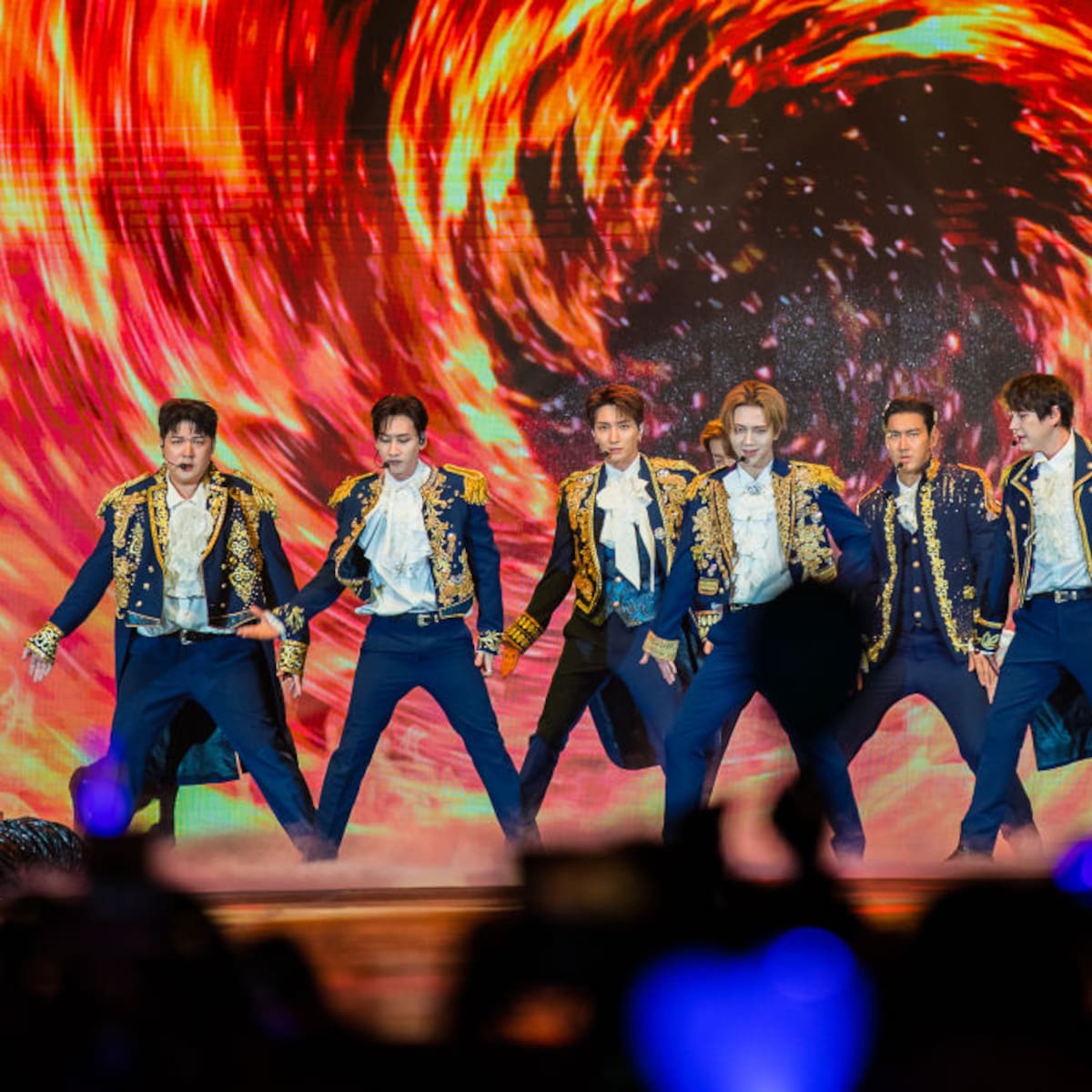 Fans de SUPER JUNIOR caen de gradas durante concierto en Seúl, el accidente quedó grabado, ¿que les pasó a las personas?