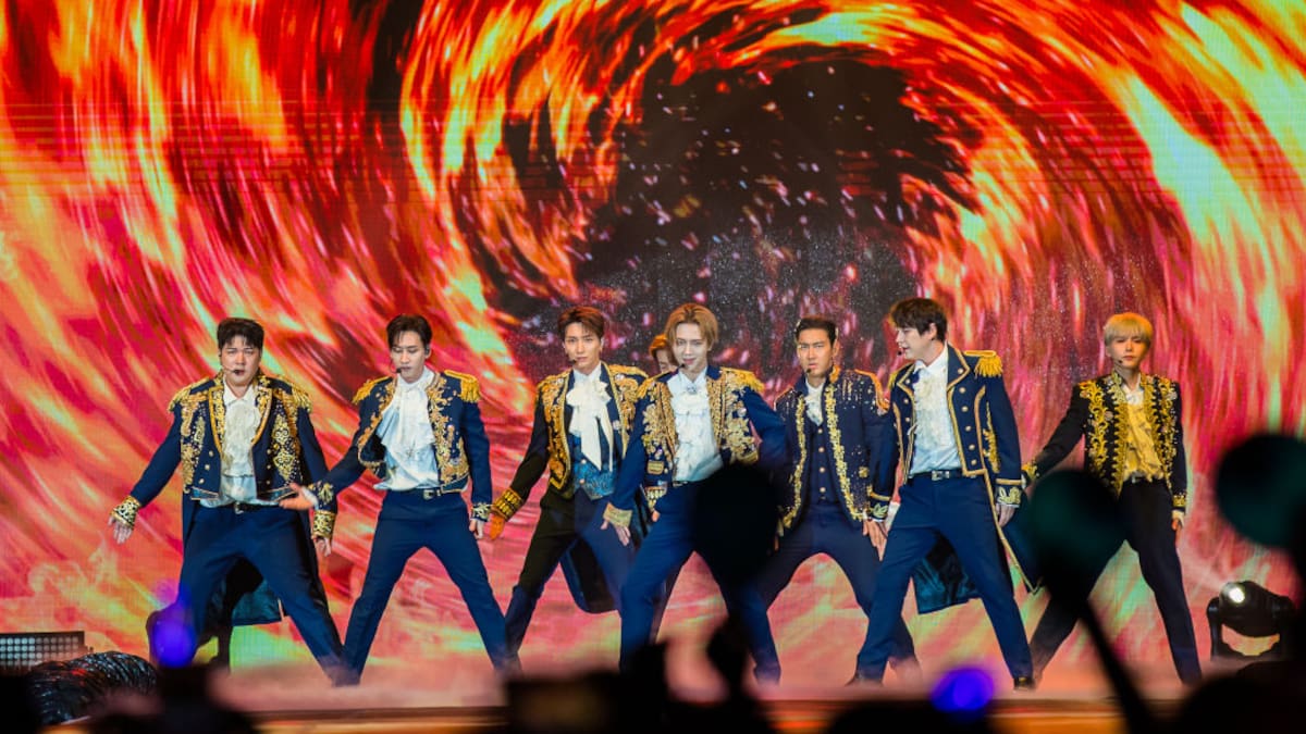 Fans de SUPER JUNIOR caen de gradas durante concierto en Seúl, el accidente quedó grabado, ¿que les pasó a las personas?