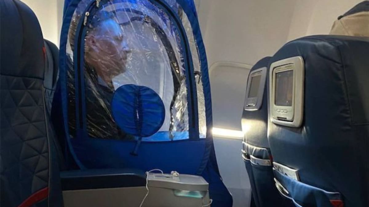 Hombre viaja en cápsula de plástico para no contagiarse de Coronavirus