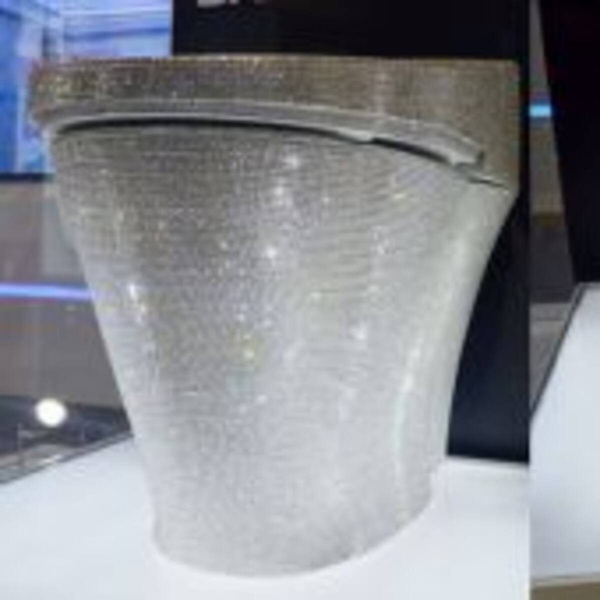 Fabrican un inodoro decorado con 72.000 cristales de Swarovski.