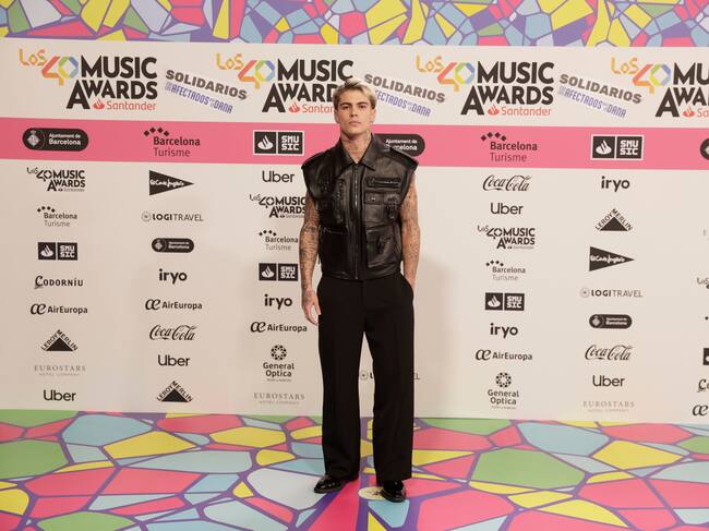 Víctor Pérez ha llegado a LOS40 Music Awards Santander dispuesto a acaparar todas las miradas y los objetivos de las cámaras. Porque, como dice su último sencillo, es auténtica 'superstar de TV'.