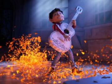 Artesano mexicano fabrica la guitarra de Coco