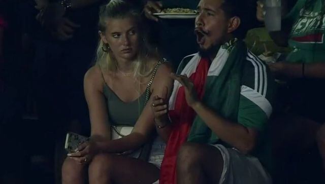 Novia aburrida se hace viral en partido de futbol