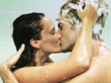 Lesionados teniendo relaciones en la regadera