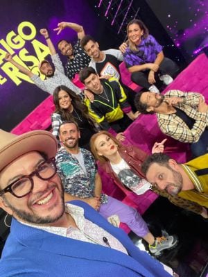 Faisy, junto a varios famosos, que conforman la Familia Disfuncional