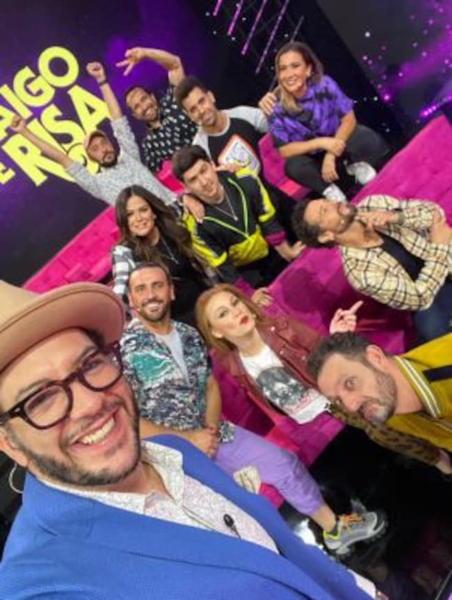 Faisy, junto a varios famosos, que conforman la Familia Disfuncional