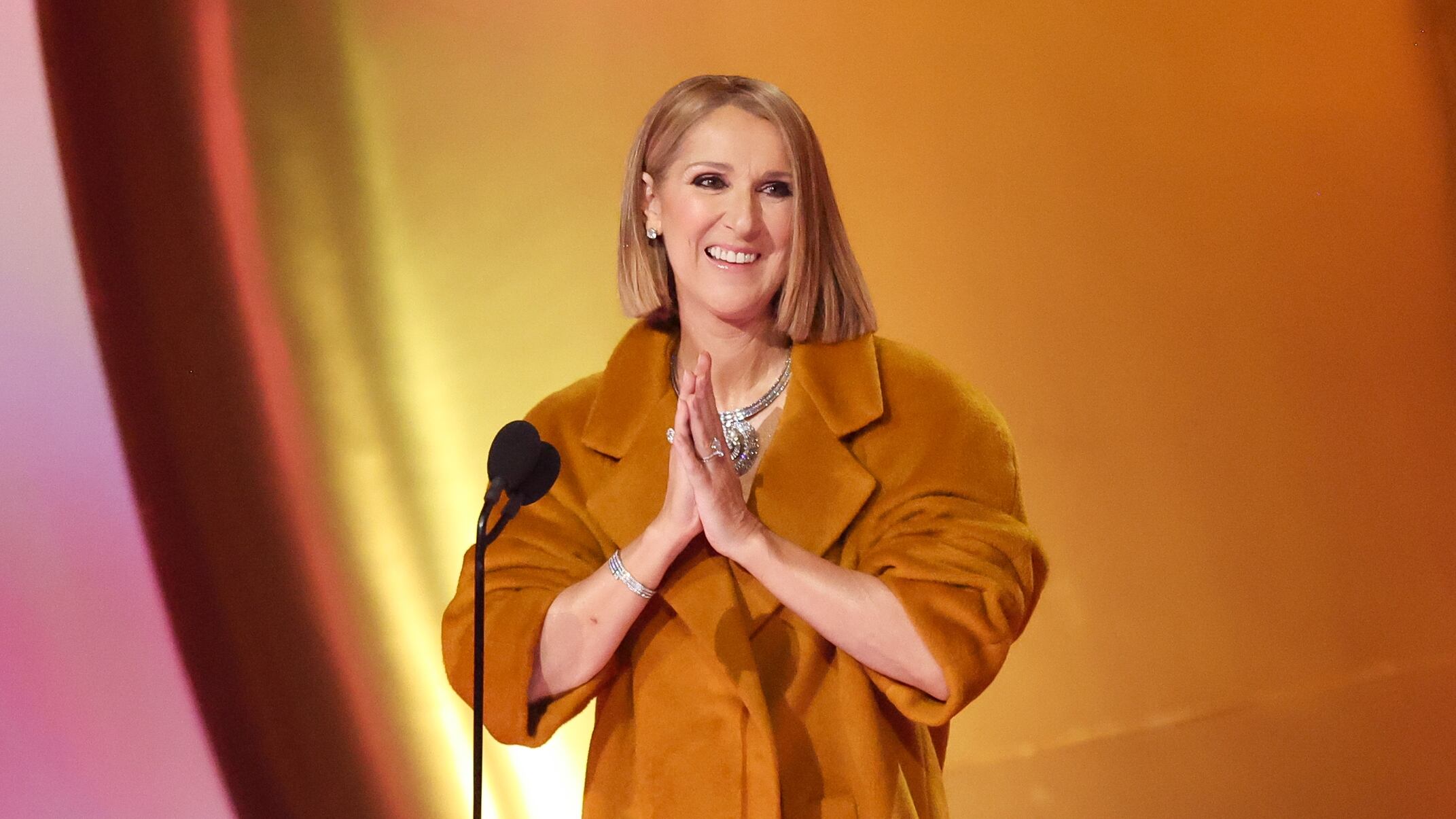Celine Dion da un discurso en el escenario de los Premios Grammy de 2024