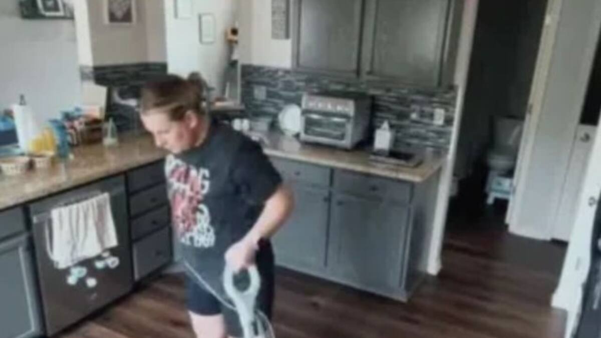 Mujer le cobra 4 mil pesos a su marido por limpiar y él no lo sabe