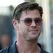 Chris Hemsworth es el más sexy lavando los platos