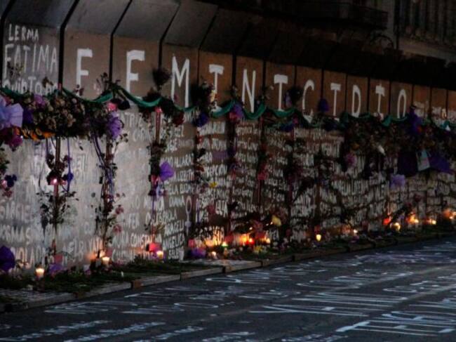 Intervienen vallas metálicas afuera del Palacio Nacional
