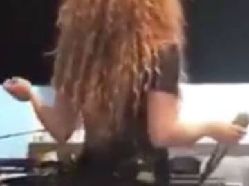 Shakira hace sexy movimiento de caderas y atacan su cuerpo