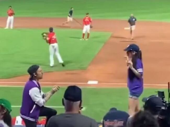 Propuesta de matrimonio en partido de beisbol sale mal