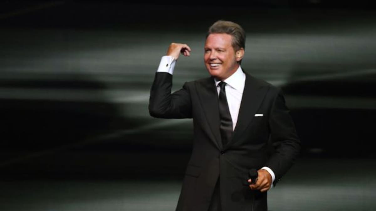 Luis Miguel detiene su concierto para saludar a Carolina Herrera