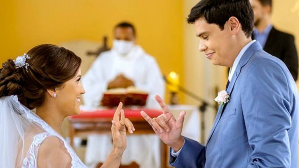 ¡Hermoso! Sacerdote ofició boda en lenguaje de señas
