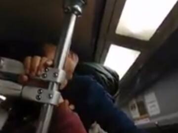 Viajó en el techo del tren ligero para llegar al trabajo