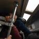 Viajó en el techo del tren ligero para llegar al trabajo