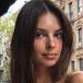 ESCOTE DE EMILY RATAJKOWSKI ENSEÑA MÁS DE LA CUENTA